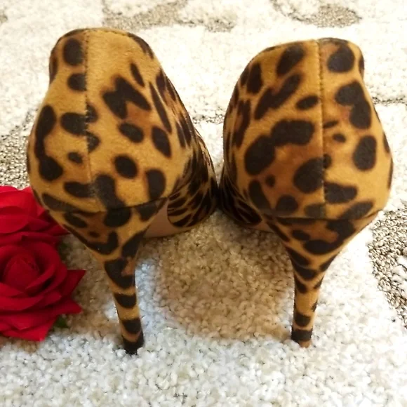 Lala Ikai leopard print heels sz. 6.5 - Picture 5 of 6